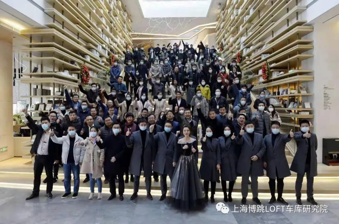 咸宁全国一百多人在华侨城汉口道6号参观研讨LOFT专利车库技术！